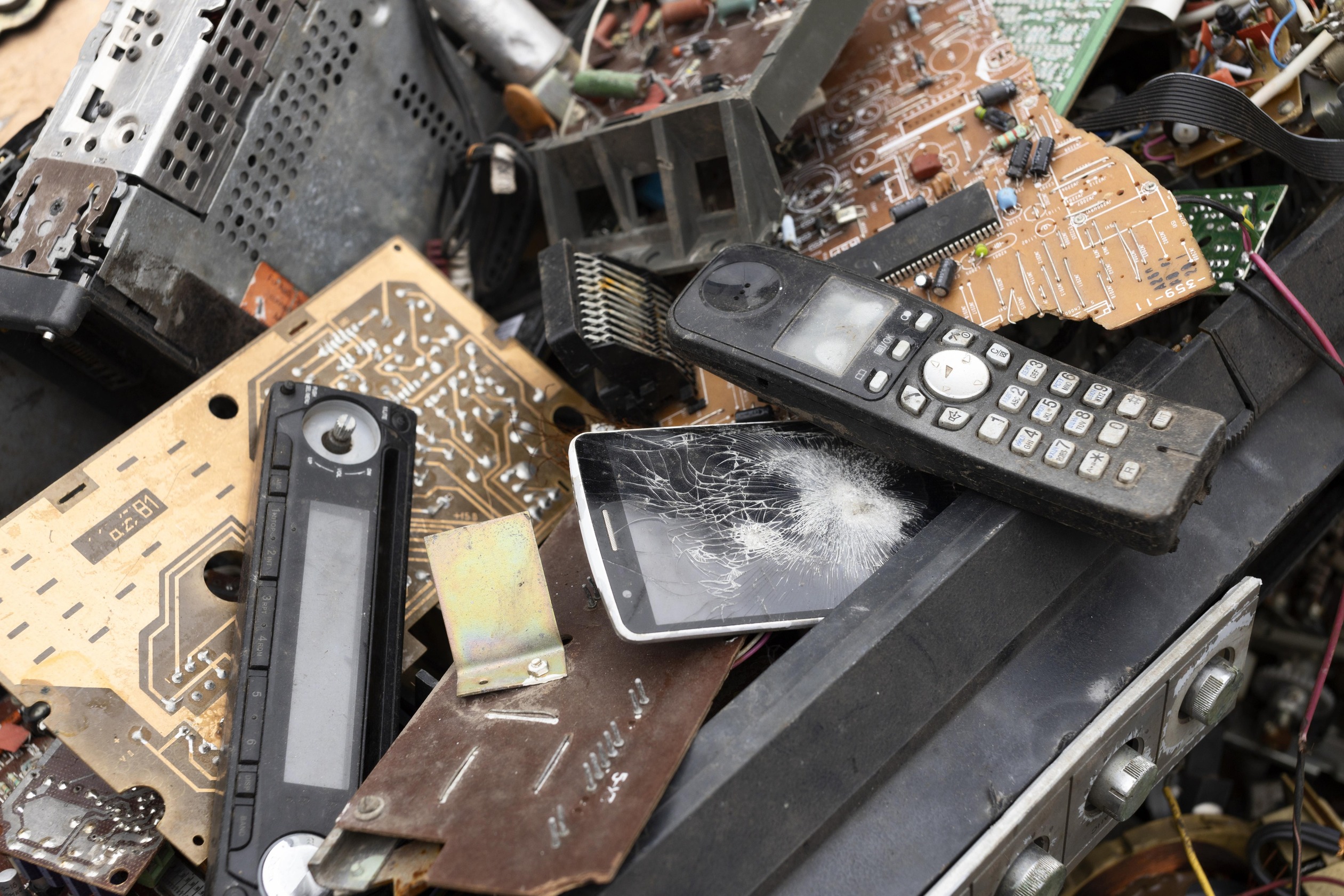 How should you discard your mobile phone?